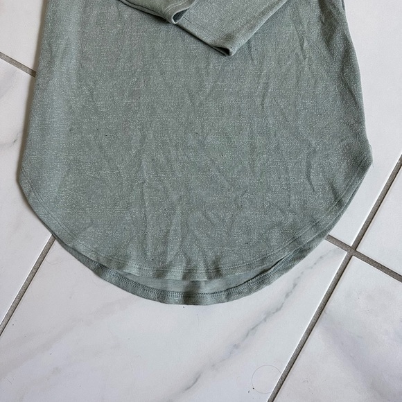 Lightweight workout pullover tunic with hoodie in size small. Boutique item. - Picture 5 of 6